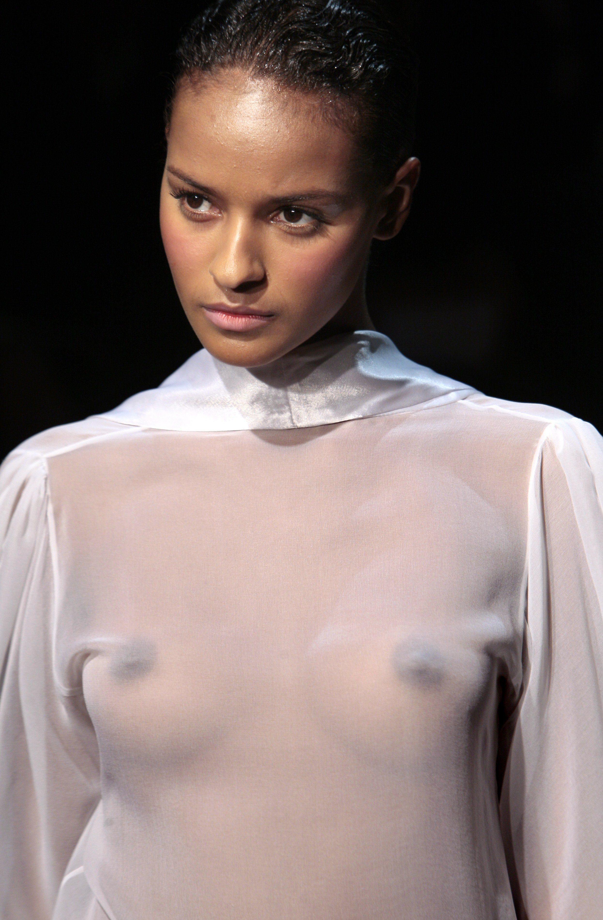 Ingrid Vlasov a cucerit Parisul cu "Aripile". Designerul roman, pe podium cu nume mari din moda