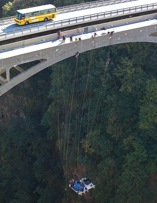 O imagine pe care trebuie sa o vezi de aproape pentru a te convinge ca nu e un trucaj. FOTO
