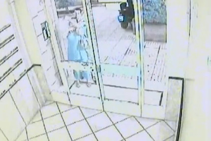 Imagini SOCANTE. Romanca lasata fara lantul de aur si telefonul mobil, in fata blocului