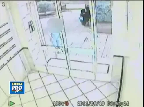 Imagini SOCANTE. Romanca lasata fara lantul de aur si telefonul mobil, in fata blocului