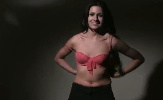 VIDEO. Striptease si politica. O candidata la alegerile din Polonia s-a dezbracat pe internet
