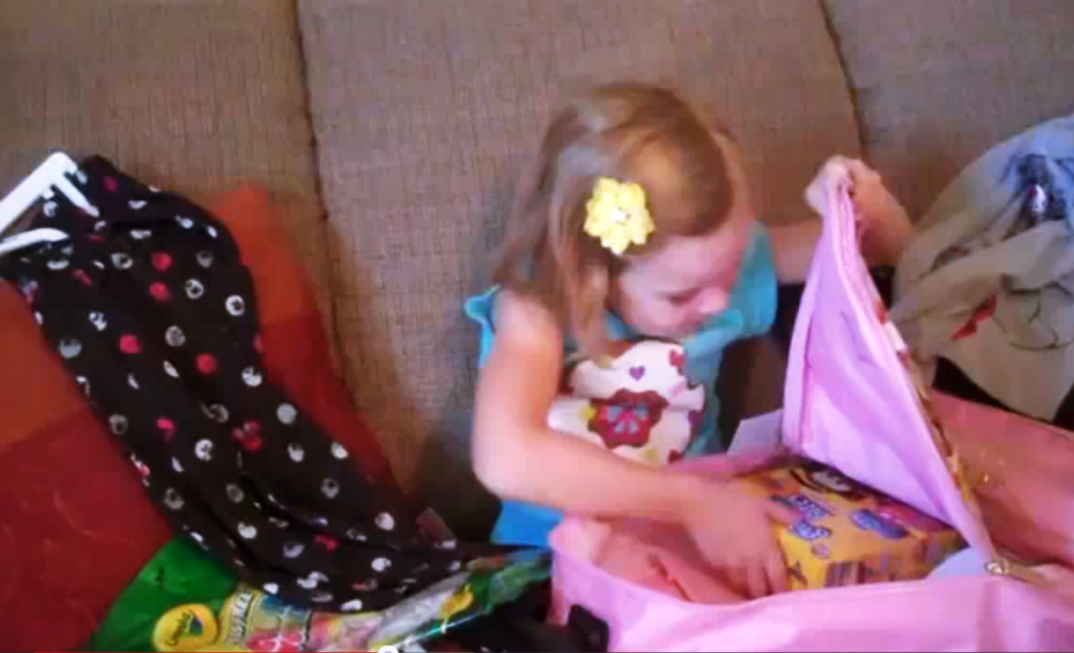 Explodeaza de emotie. Reactia unei fetite care nu mai suporta atata bucurie. VIDEO