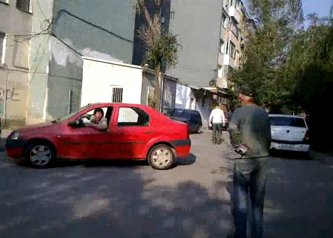 VIDEO.O femeie nervoasa la volan si un sot care da indicatii. "M-am bagat in gard, cum ies de aici?"