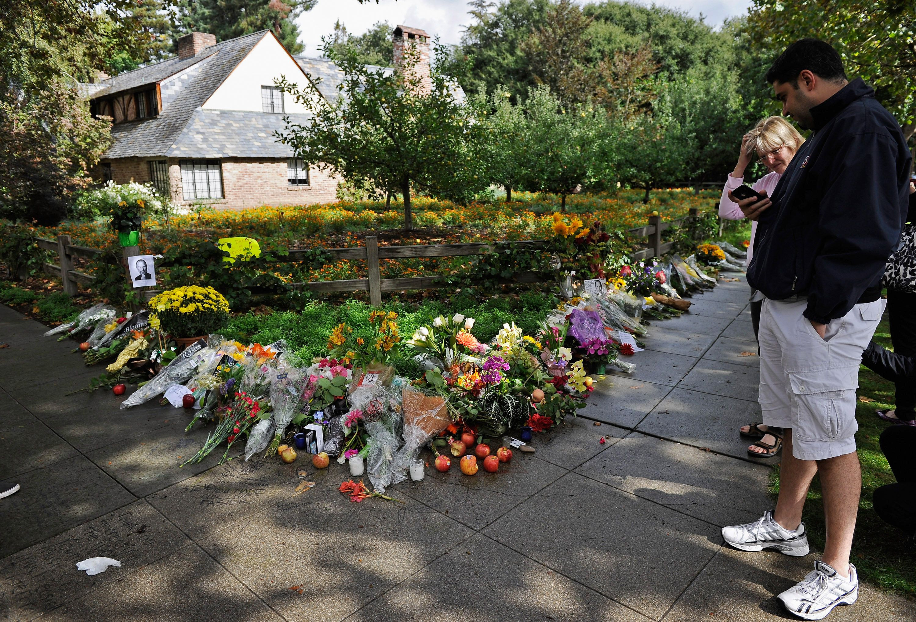 Reprezentantii Apple au anuntat politia ca Steve Jobs urma sa moara cu cateva zile inainte de deces