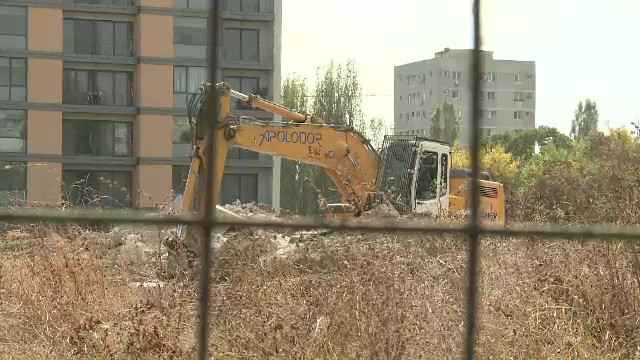 Un muncitor si excavatorul lui au bagat frica in sute de familii: "Au venit talibanii, dom'le!"