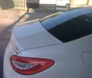 VIDEO. Clipul care a infuriat internetul. Cum isi bate joc un sofer de un Mercedes CLS nou nout
