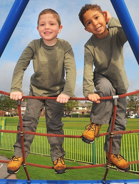 Gemenii care au surprins Marea Britanie. Unul este alb, celalalt mulatru. Afla explicatia medicilor