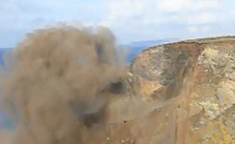 Momentul in care o bucata uriasa dintr-o faleza din Anglia se prabuseste, surprins de un turist