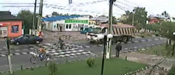 Imagini socante. Femeie spulberata pe trecerea de pietoni de un camion, in Dambovita