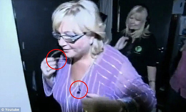 VIDEO. Cum s-a dat de gol femeia care pretindea ca poate vorbi cu mortii