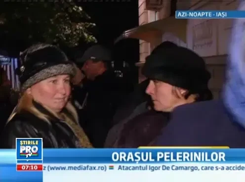 Pelerinii au indurat frigul cu o rugaciune. Asteapta sa se inchine la moastele Sfintei Parascheva