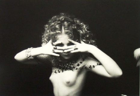 Pe jumatate romanca, cea mai tanara prezenta a tuturor timpurilor din Playboy, ar putea lua un Cesar