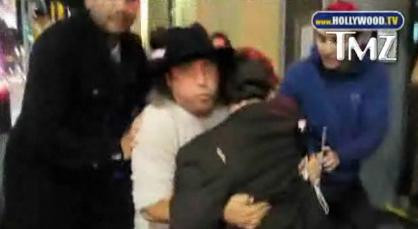 Mort de beat si cazut in plina strada. Moment penibil pentru un actor celebru. VIDEO