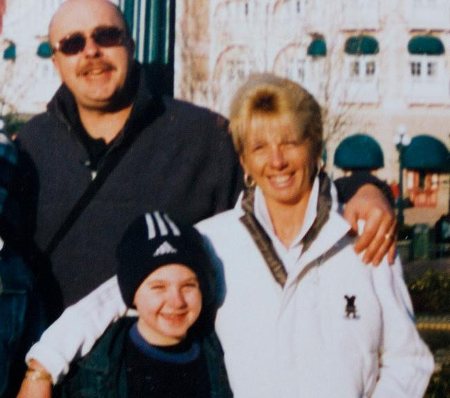 "Daca mama m-ar suna sa-mi ofere 100 de mil de euro, tot nu as ierta-o ca m-a dat afara din casa"