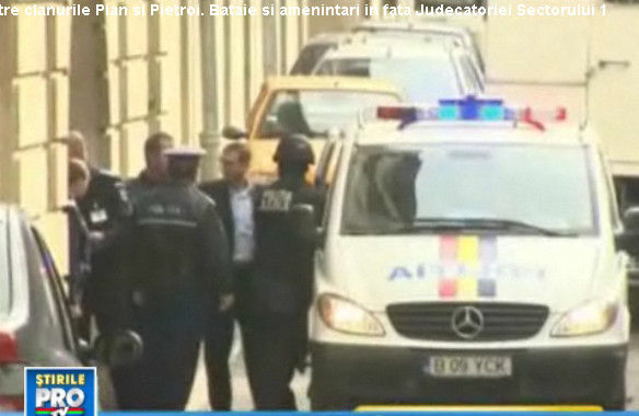 Politistii din Bistrita au confiscat 29 de haine de blana in valoare de 8.700 de lei