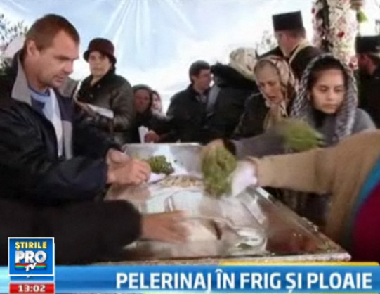 Pelerinii au venit cu zecile de mii la racla Cuvioasei Paraschiva