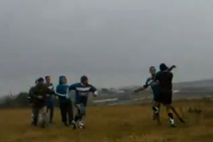 Macel la Frumusica. VIDEO. Filmare din masina-tribuna, la un meci de fotbal-pumni pe maidan