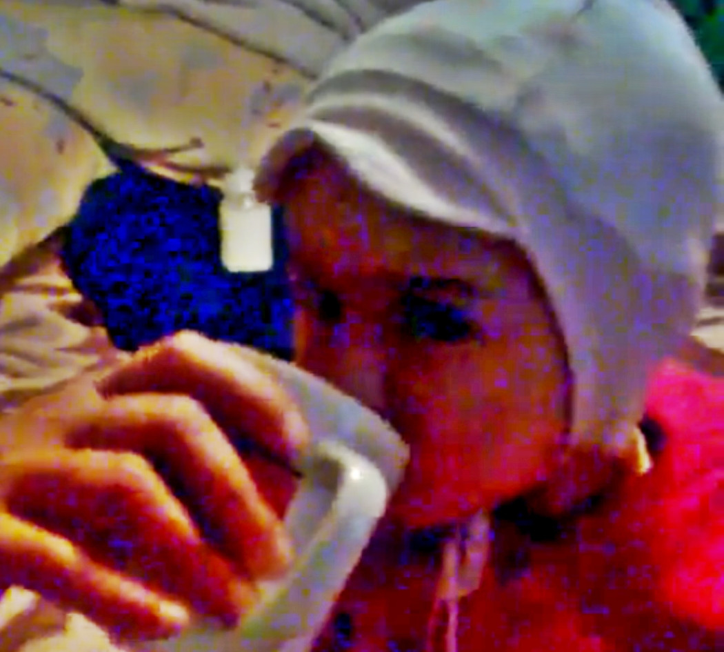 VIDEO SOC. Miza filmarii in care o fetita de 2 ani fumeaza si bea cafea, indemnata de mama ei