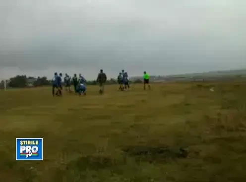 Macel la Frumusica. VIDEO. Filmare din masina-tribuna, la un meci de fotbal-pumni pe maidan