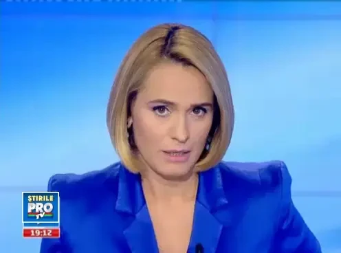 VIDEO SOC. Miza filmarii in care o fetita de 2 ani fumeaza si bea cafea, indemnata de mama ei