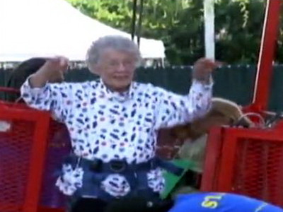 Chiar si unii barbati se tem sa faca asa ceva. O batranica de 91 de ani face bungee jumping. VIDEO