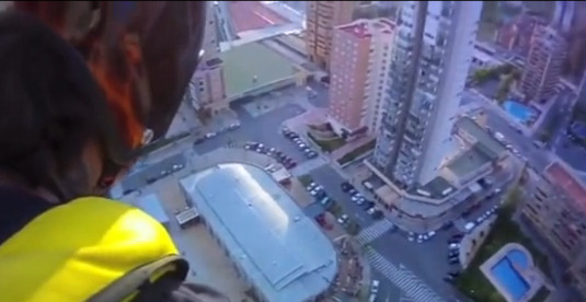 Imaginile interzise celor cu frica de inaltime. Au sarit de pe cel mai inalt hotel din Europa. VIDEO