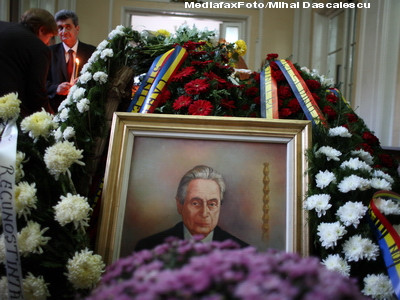 Ion Diaconescu a fost decorat post-mortem de presedintele Traian Basescu