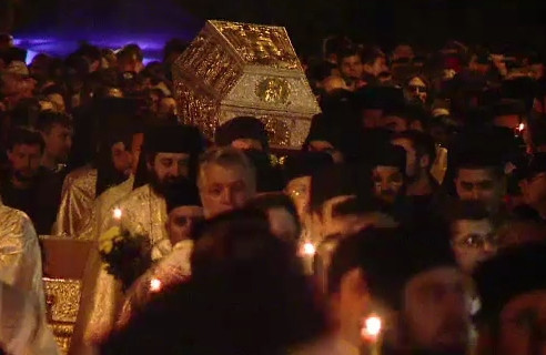 Primii pelerini la Iasi. Sute de oameni s-au inchinat la moastele Sfintei Parascheva