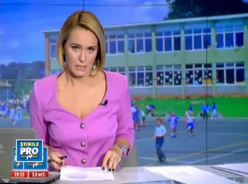 In loc sa mearga la scoala, strang coceni de pe camp. Copiii pentru care invatatura este un lux