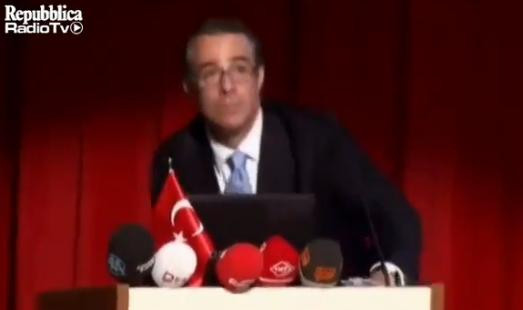 E mai vigilent ca Bush. Reactia reprezentatului FMI in Turcia, atacat cu oua in plina sedinta. VIDEO