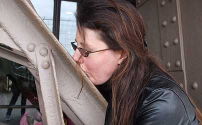 Vezi povestea femeii care s-a casatorit cu Turnul Eiffel si afla cine este amantul ei - VIDEO