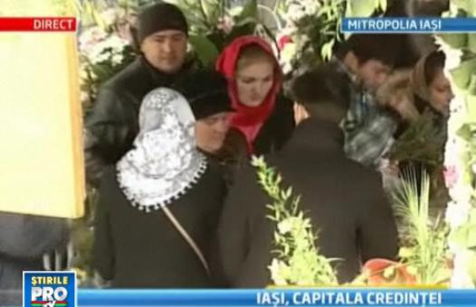 100.000 de oameni s-au inchinat la Sfanta Cuvioasa Parascheva. Spre cer s-au inaltat mii de rugi