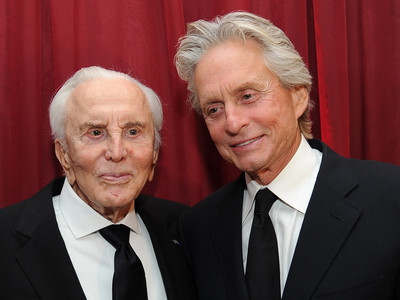 Michael Douglas a primit premiul de excelenta "Kirk Douglas" chiar din mainile tatalui sau