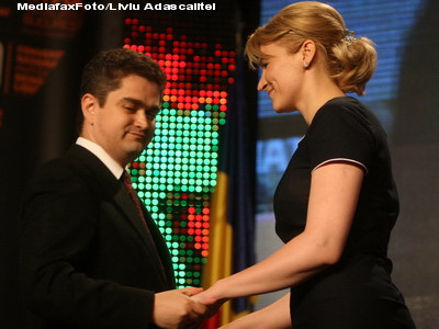 Paleologu, asaltat de femeile din PDL. Unele dintre ele si-au notat pe mana numarul lui de telefon