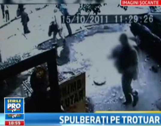 "Stateam la semafor, dar m-am trezit pe jos". 5 pietoni, spulberati de o masina. Imagini socante