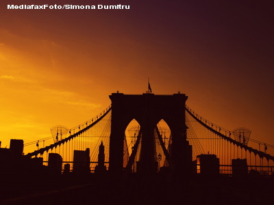 VIDEO. Senzatii tari in SUA. Sute de oameni sar cu parasutele de pe un pod si risca SA MOARA