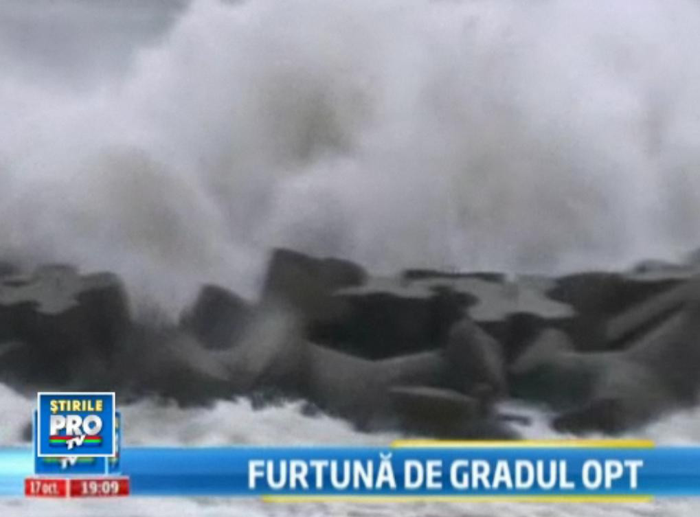 Valuri uriase pe litoral. Mai multe plaje au disparut, pur si simplu, sub ape. VIDEO