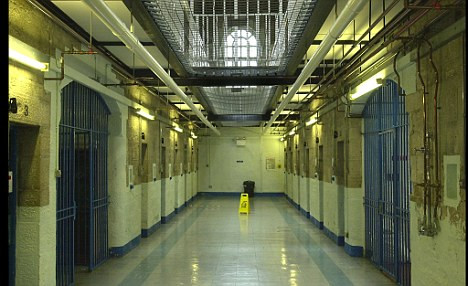 Alerta intr-o inchisoare din Atena. Trei detinuti au luat un gardian ostatic