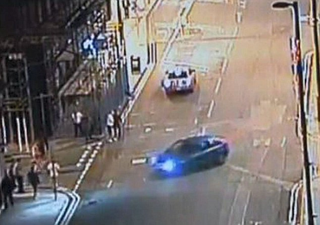 Momentul in care un sofer nebun de furie intra cu masina intr-un grup de tineri. Video