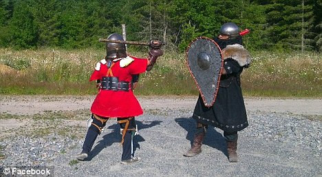 Educatie ca-n Evul Mediu. Un tata si-a fortat fiica sa imbrace armura si sa se dueleze cu sabiile