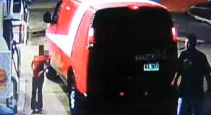 Video. O fetita de 9 ani la volanul masinii pe care tatal mort de beat nu e in stare s-o conduca