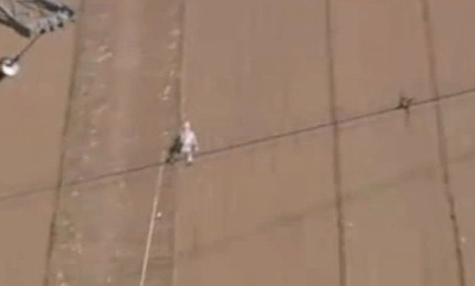 Un electrician din China sfideaza gravitatia si mai ales zecile de mii de volti