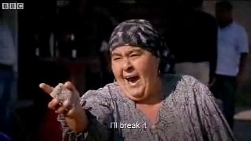 VIDEO.Reporteri BBC, injurati si amenintati cu pietre de tigani romani:"Plecati sau va sparg capul!"