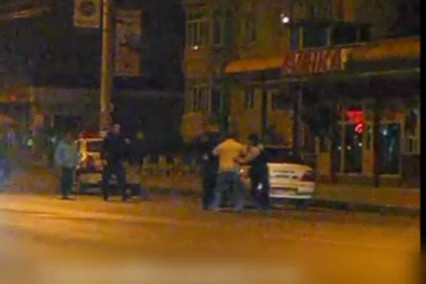 Bataie in plina strada, in Bacau. Nimeni nu a intervenit pana la sosirea politistilor