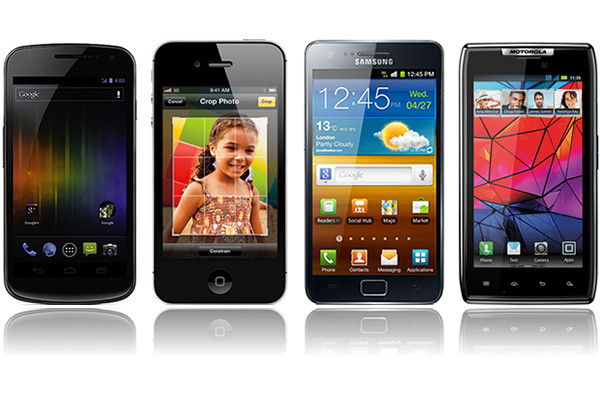 Ringul de box: Galaxy Nexus, iPhone 4S, Galaxy S II, Motorola RAZR. Vezi care e mai tare