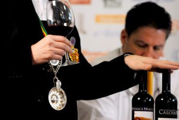 "Cititorii” de vinuri. Cum se formeaza un somelier, magicianul care stie povestea fiecarei sticle