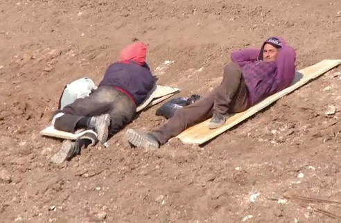 Boc si Boagiu, din nou in vizita la autostrada Timisoara-Arad. Muncitorii, deloc impresionati