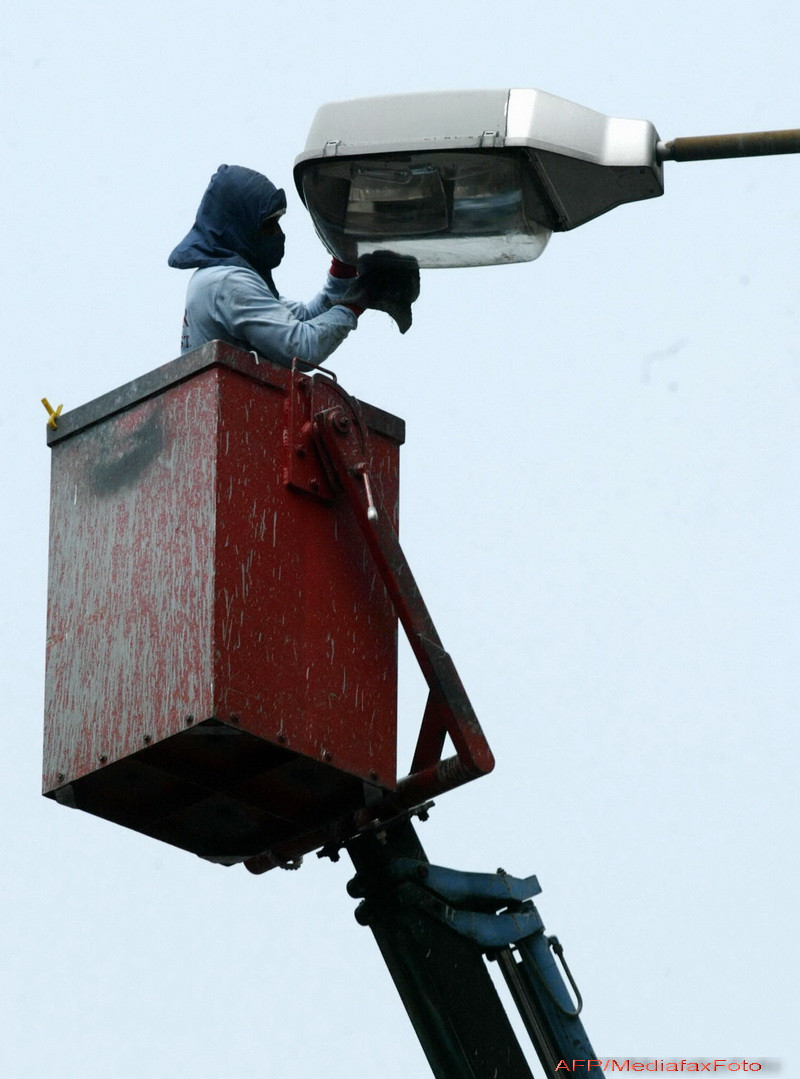 Un efort de 46 de zile si 12 echipe de muncitori, pentru a schimba un bec ars. Unde s-a intamplat