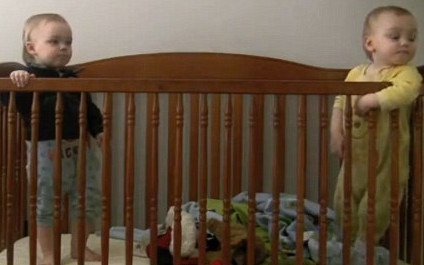 VIDEO.Doi parinti nu stiau cum reuseste bebelusul lor sa evadeze din patut. Pana au vazut acest clip