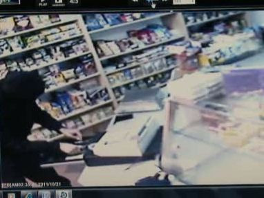 Vezi cum au jefuit doi barbati mascati, inarmati cu o sabie, un magazin din Timisoara